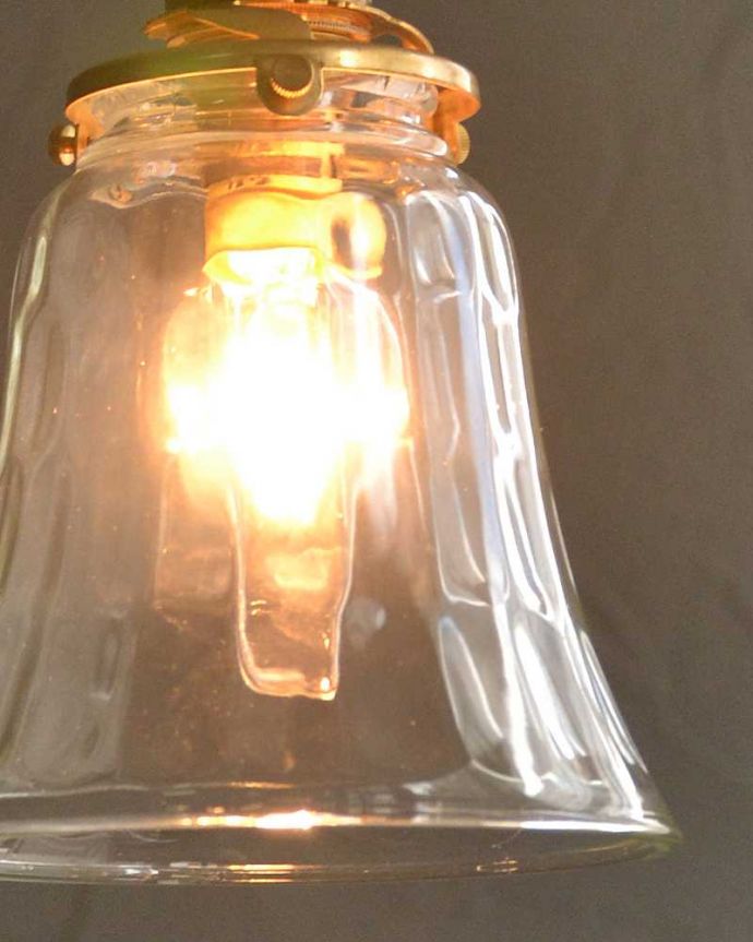 点灯後のペンダントライトの灯り