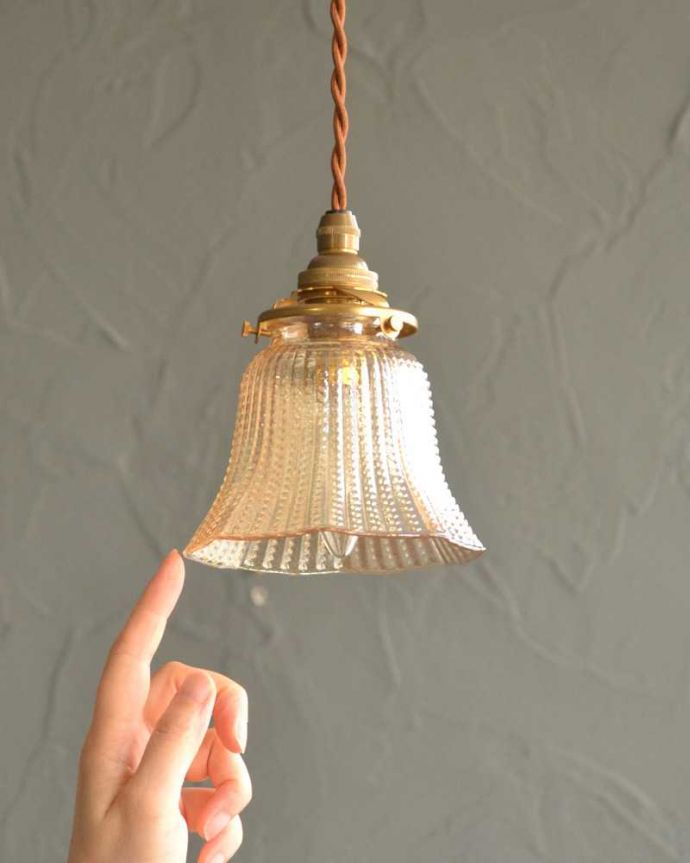 ペンダントライト　照明・ライティング　ガラスの模様が楽しめるカラーガラスのペンダントライト(コード・シャンデリア電球・ギャラリーA付き)。。(pl-231)