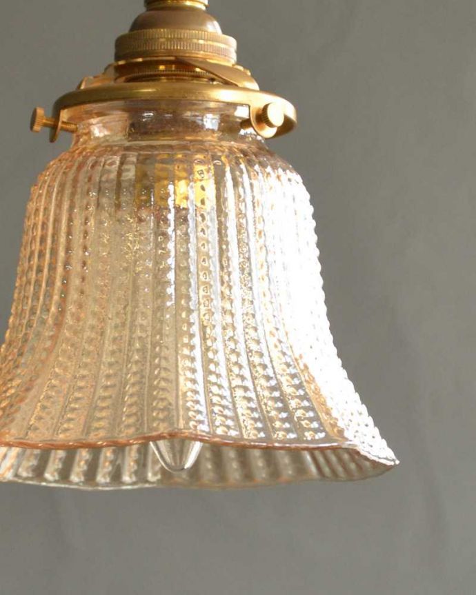 ペンダントライト　照明・ライティング　ガラスの模様が楽しめるカラーガラスのペンダントライト(コード・シャンデリア電球・ギャラリーA付き)。。(pl-231)