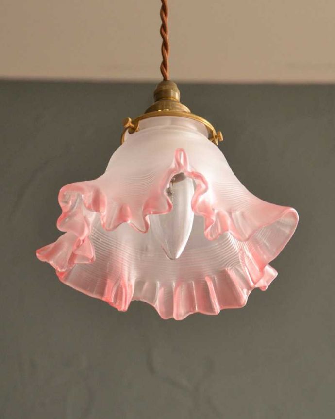 さくらピンクのフリルガラスのペンダントライト（コード・シャンデリア