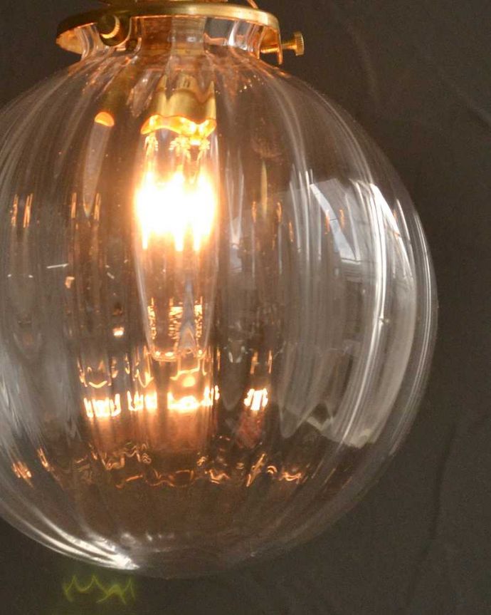 点灯後のペンダントライトの灯り