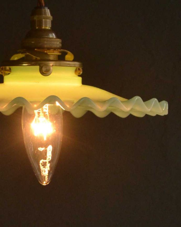 点灯後のペンダントライトの灯り