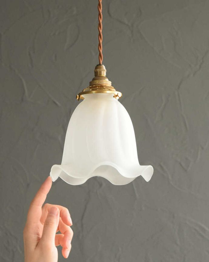 ペンダントライト　照明・ライティング　ふんわりと女性らしい優しいシルエットのペンダントライト（コード・シャンデリア電球・ギャラリーA付き）　可愛らしいデザイン＆サイズもともとフランスのアンティークをモチーフにしたデザインなので、灯りが点いていない時も可愛いフォルムでお部屋を彩ってくれます。(pl-248)
