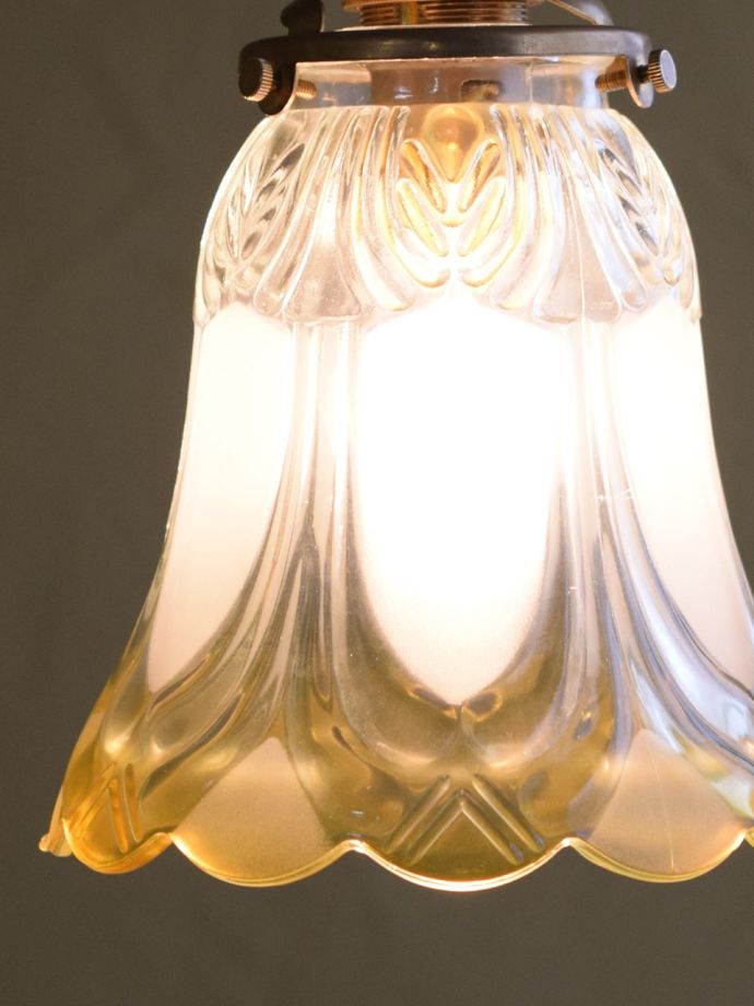 点灯後のペンダントライトの灯り