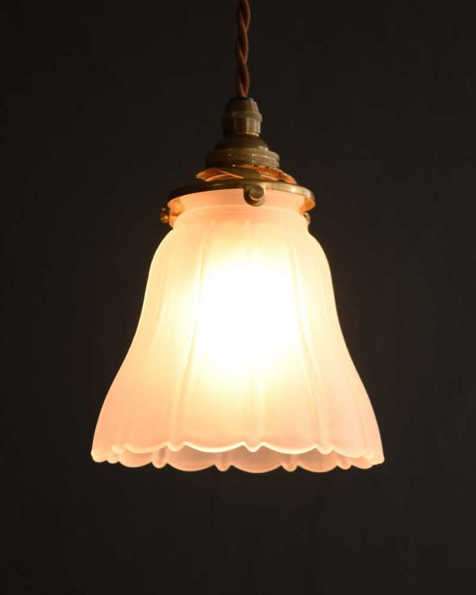 ペンダントライト 照明・ライティング 小さなお花の形のペンダントライト(コード・シャンデリア電球・ギャラリーA付き) 。お部屋のアクセサリーを楽しんでみませんか?ガラスシェードのペンダントライトは気軽で使いやすく人気の照明器具。(pl-252)