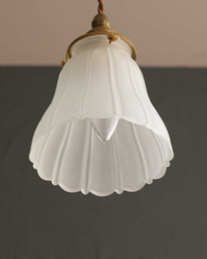 ペンダントライト 照明・ライティング 小さなお花の形のペンダントライト(コード・シャンデリア電球・ギャラリーA付き) 。下から見上げると・・・実際に取り付けてカウンターやダイニングの下からのぞくとこんな感じです。(pl-252)