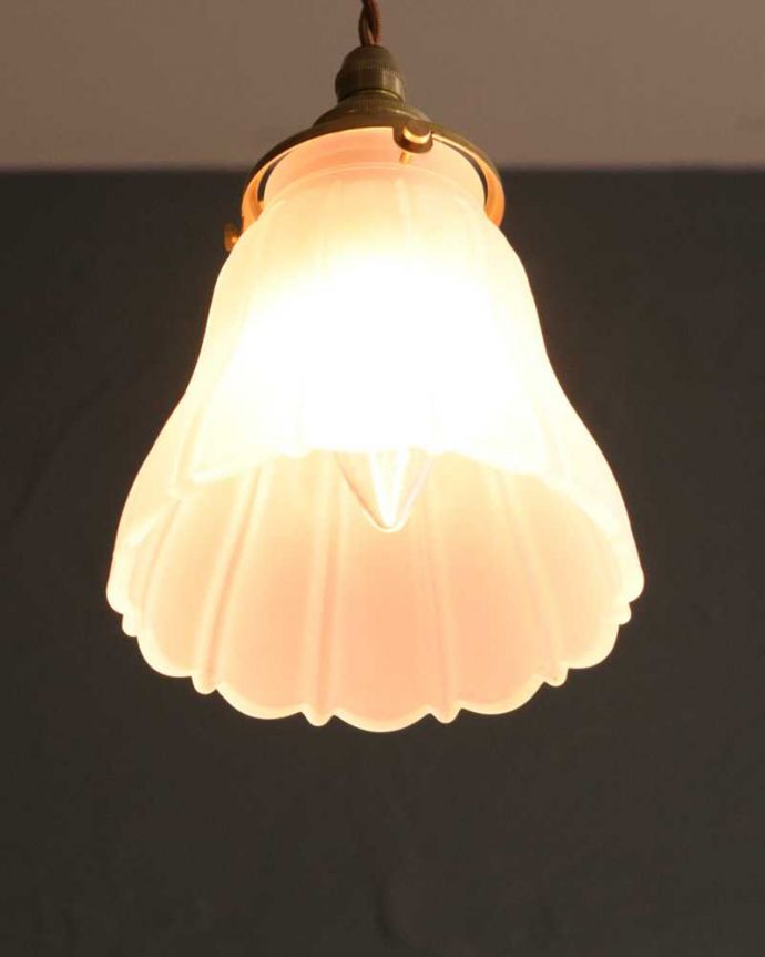 ペンダントライト 照明・ライティング 小さなお花の形のペンダントライト(コード・シャンデリア電球・ギャラリーA付き) 。灯りを点けると・・・毎日の疲れをホッと癒してくれる灯り。(pl-252)