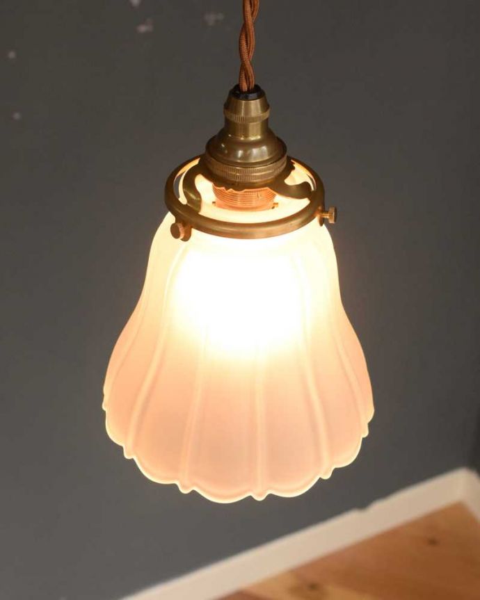 ペンダントライト 照明・ライティング 小さなお花の形のペンダントライト(コード・シャンデリア電球・ギャラリーA付き) 。上から見ると・・・コードは日本仕様の新しいものです。(pl-252)