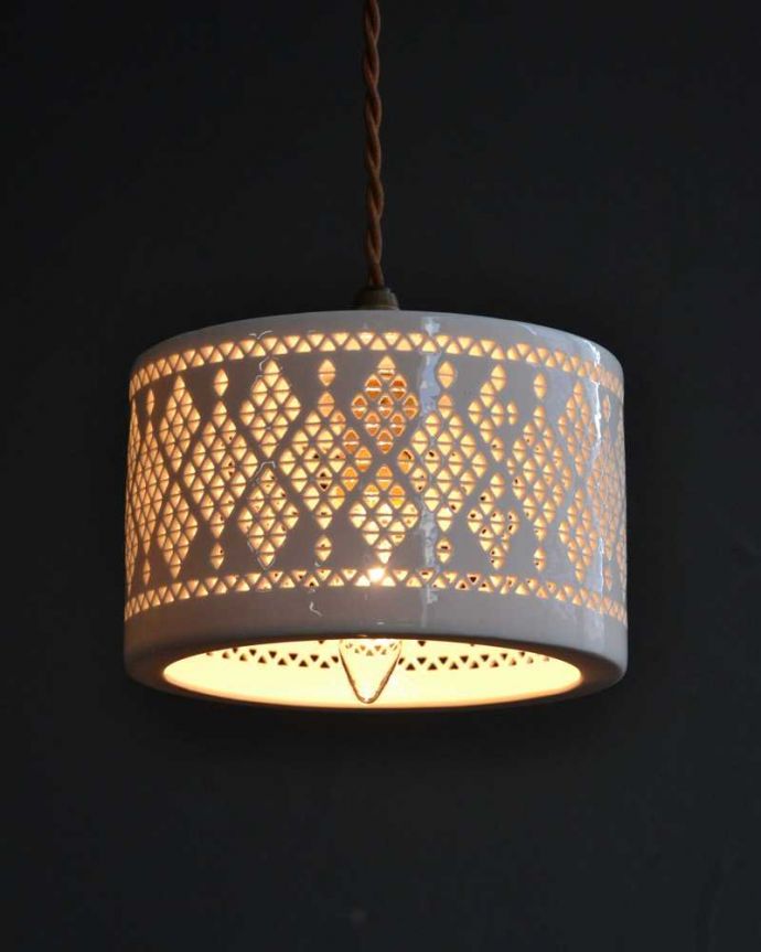 ペンダントライト　照明・ライティング　ぬくもりが感じられる陶器のペンダントライト（ダイヤレース）（コード・シャンデリア球・白リング２枚付き）。。(pl-256)