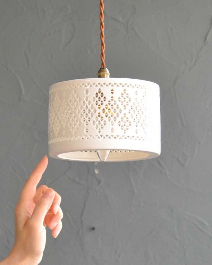 ペンダントライト　照明・ライティング　ぬくもりが感じられる陶器のペンダントライト（ダイヤレース）（コード・シャンデリア球・白リング２枚付き）。。(pl-256)