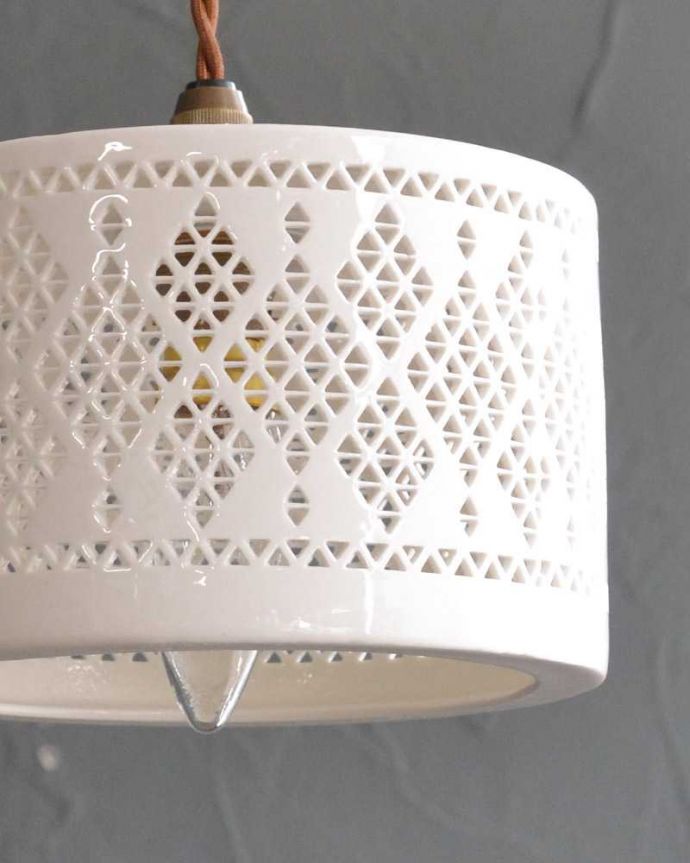ペンダントライト　照明・ライティング　ぬくもりが感じられる陶器のペンダントライト（ダイヤレース）（コード・シャンデリア球・白リング２枚付き）。。(pl-256)