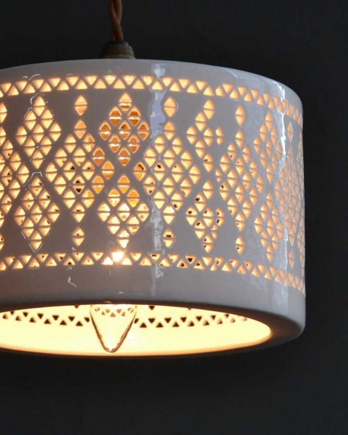 ペンダントライト　照明・ライティング　ぬくもりが感じられる陶器のペンダントライト（ダイヤレース）（コード・シャンデリア球・白リング２枚付き）。。(pl-256)