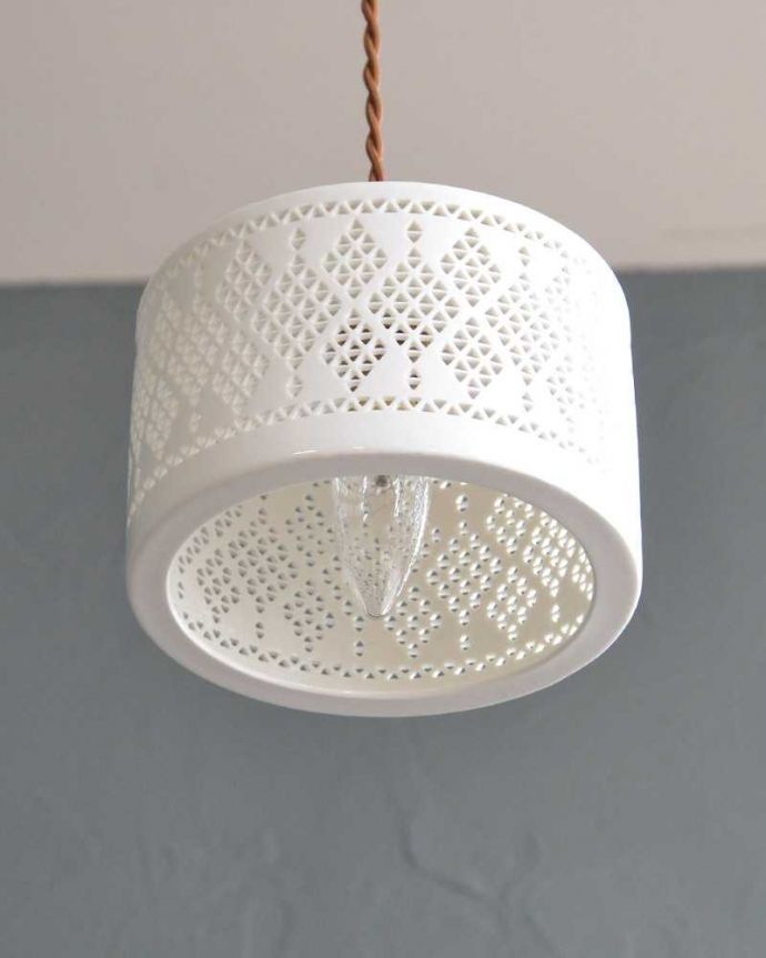 ペンダントライト　照明・ライティング　ぬくもりが感じられる陶器のペンダントライト（ダイヤレース）（コード・シャンデリア球・白リング２枚付き）。。(pl-256)