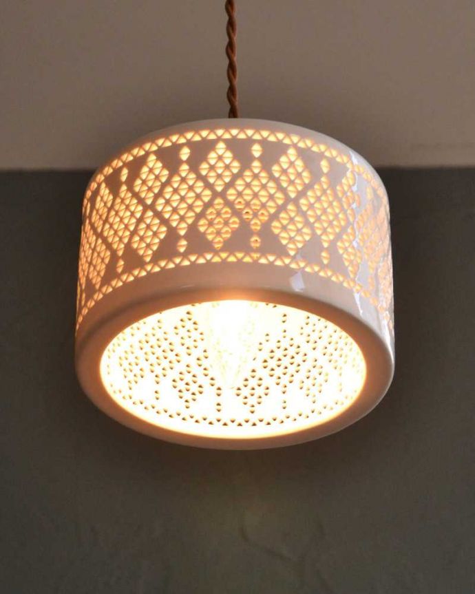 ペンダントライト　照明・ライティング　ぬくもりが感じられる陶器のペンダントライト（ダイヤレース）（コード・シャンデリア球・白リング２枚付き）。。(pl-256)