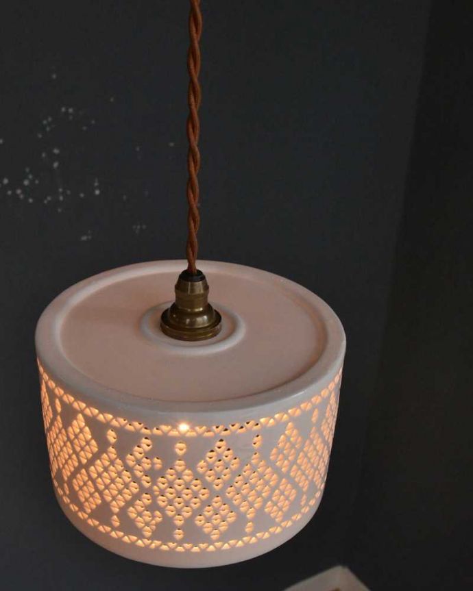 ペンダントライト　照明・ライティング　ぬくもりが感じられる陶器のペンダントライト（ダイヤレース）（コード・シャンデリア球・白リング２枚付き）。。(pl-256)