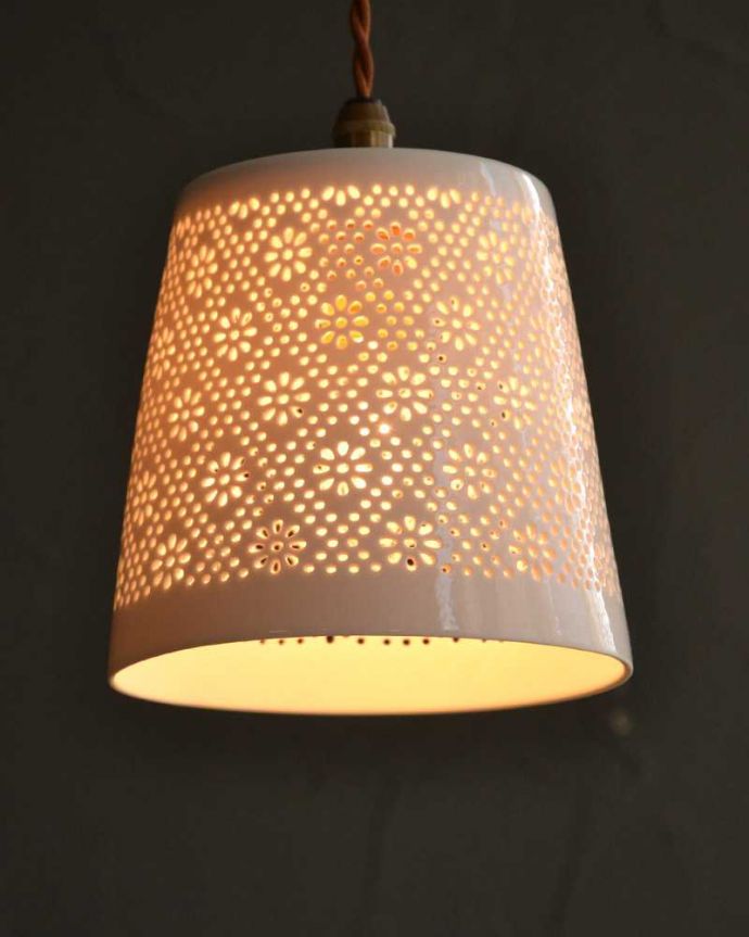 ペンダントライト　照明・ライティング　ぬくもりが感じられる陶器のペンダントライト（フラワーレース）（コード・シャンデリア球・白リング２枚付き）。。(pl-257)