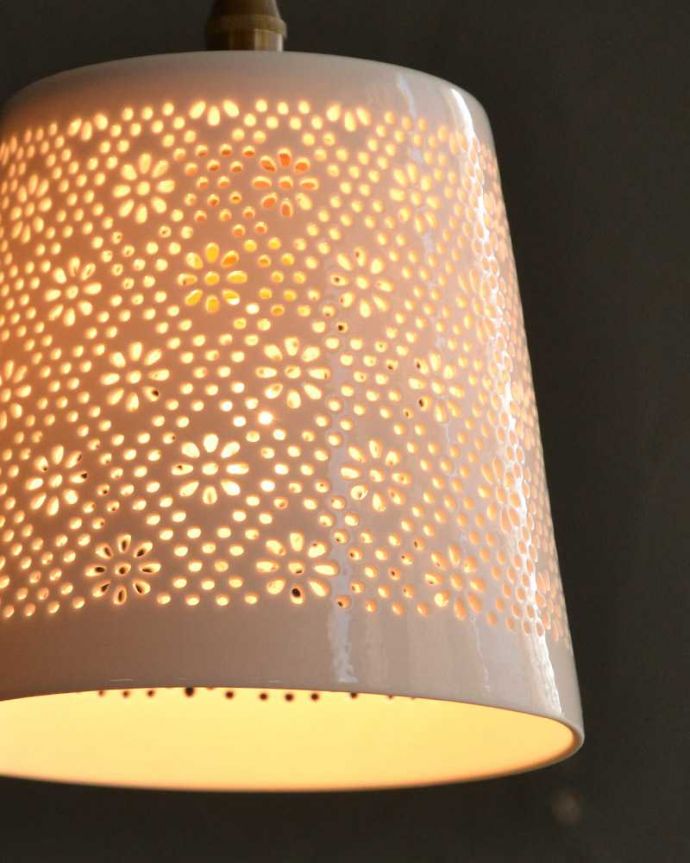 ペンダントライト　照明・ライティング　ぬくもりが感じられる陶器のペンダントライト（フラワーレース）（コード・シャンデリア球・白リング２枚付き）。。(pl-257)