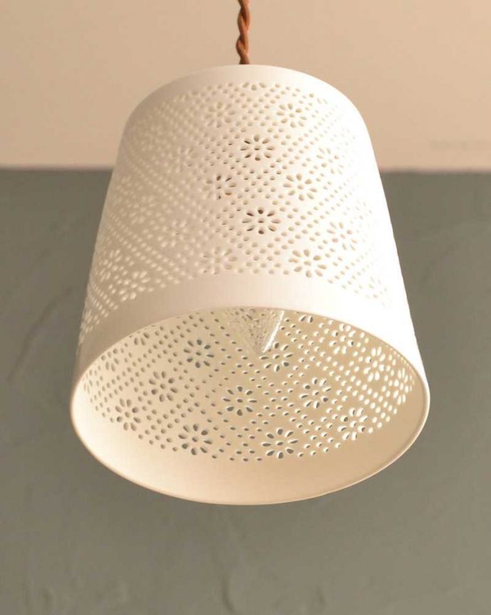 ペンダントライト　照明・ライティング　ぬくもりが感じられる陶器のペンダントライト（フラワーレース）（コード・シャンデリア球・白リング２枚付き）。。(pl-257)