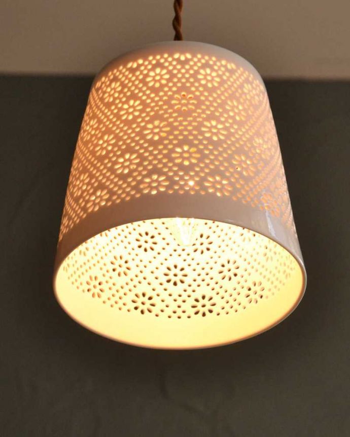 ペンダントライト　照明・ライティング　ぬくもりが感じられる陶器のペンダントライト（フラワーレース）（コード・シャンデリア球・白リング２枚付き）。。(pl-257)