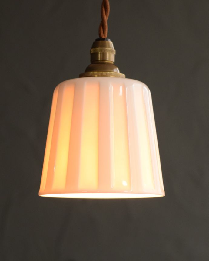 ペンダントライト　照明・ライティング　白磁シェード（レイユール）のペンダントライト(コード・丸球・ギャラリーなし)。夜になると模様が浮かび上がるペンダントライトお昼は真っ白な白磁のシェード。(pl-258)