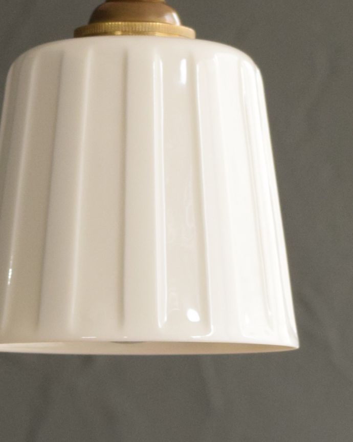 ペンダントライト　照明・ライティング　白磁シェード（レイユール）のペンダントライト(コード・丸球・ギャラリーなし)。1つ1つ微妙に違っていますシェードは手作りなので、誤差があったり、気泡やキズ、汚れが入っている場合もあります。(pl-258)