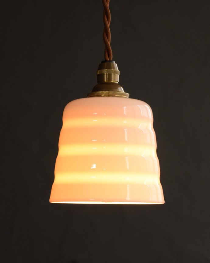 ペンダントライト　照明・ライティング　白磁シェード（コンファイン）のペンダントライト(コード・丸球・ギャラリーなし)。夜になると模様が浮かび上がるペンダントライトお昼は真っ白な白磁のシェード。(pl-259)