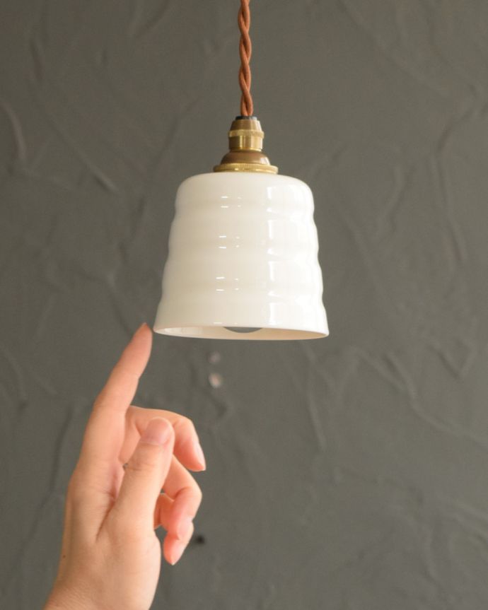 ペンダントライト　照明・ライティング　白磁シェード（コンファイン）のペンダントライト(コード・丸球・ギャラリーなし)。お部屋の中をふわっと彩ります小さなペンダントライトは、灯りが付いていない時も目立つ存在。(pl-259)