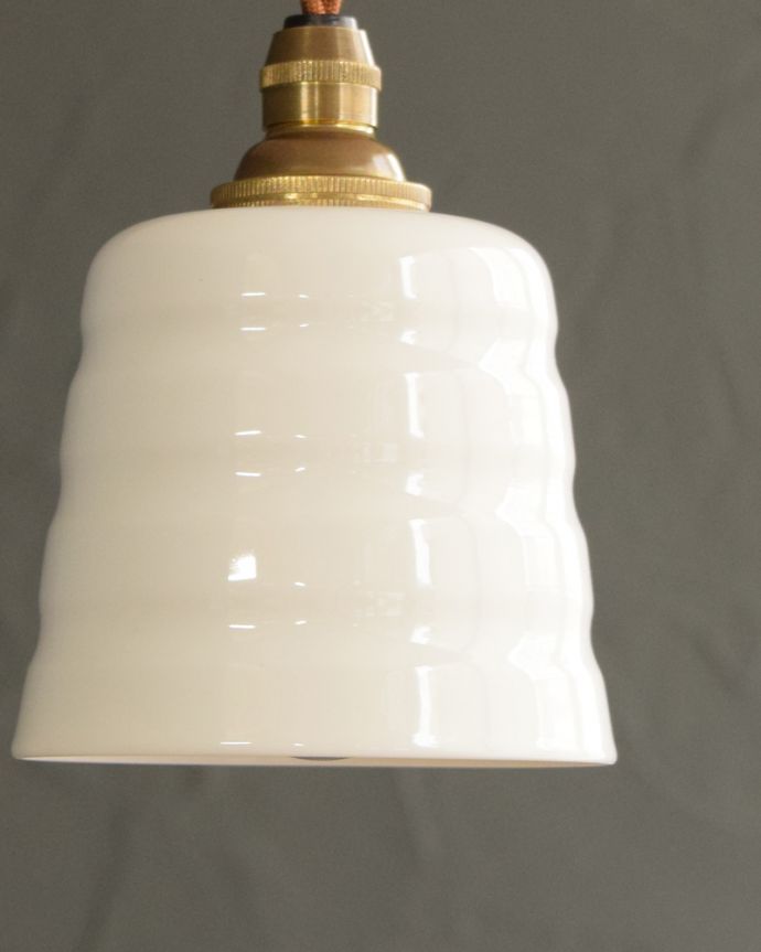 ペンダントライト　照明・ライティング　白磁シェード（コンファイン）のペンダントライト(コード・丸球・ギャラリーなし)。1つ1つ微妙に違っていますシェードは手作りなので、誤差があったり、気泡やキズ、汚れが入っている場合もあります。(pl-259)
