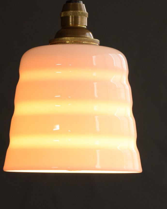 ペンダントライト　照明・ライティング　白磁シェード（コンファイン）のペンダントライト(コード・丸球・ギャラリーなし)。夜になって灯りを点けると･･･ふわっとした優しい灯りで周りを包み込んでくれるので、一日の疲れを癒してくれます。(pl-259)