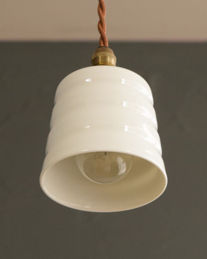 ペンダントライト　照明・ライティング　白磁シェード（コンファイン）のペンダントライト(コード・丸球・ギャラリーなし)。下から見上げると･･･実際に取り付けてカウンターやダイニングの下からのぞくとこんな感じです。(pl-259)