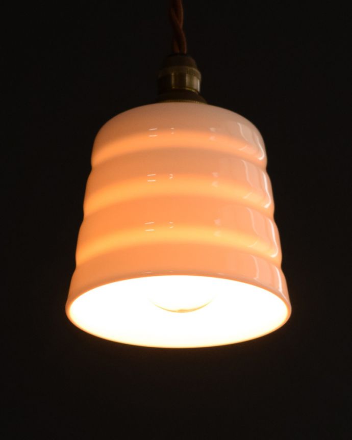 ペンダントライト　照明・ライティング　白磁シェード（コンファイン）のペンダントライト(コード・丸球・ギャラリーなし)。灯りを点けると･･･毎日の疲れをホッと癒してくれる灯り。(pl-259)