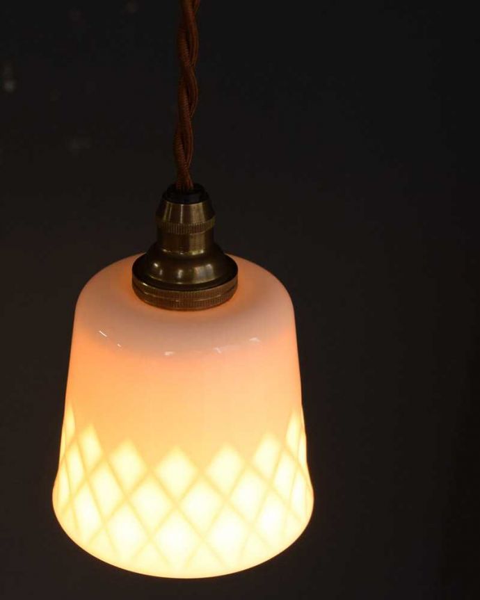 ペンダントライト　照明・ライティング　白磁シェード（ディアマンテ）のペンダントライト(コード・丸球・ギャラリーなし)。上から見ると･･･コードは日本仕様の新しいものです。(pl-260)