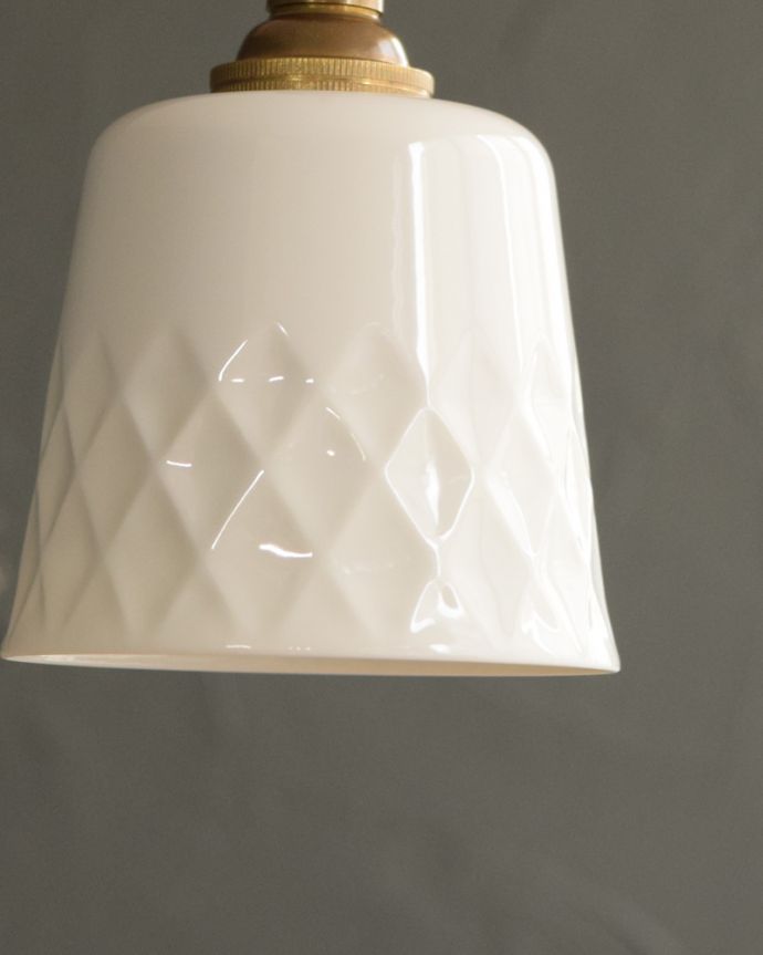 ペンダントライト　照明・ライティング　白磁シェード（ディアマンテ）のペンダントライト(コード・丸球・ギャラリーなし)。1つ1つ微妙に違っていますシェードは手作りなので、誤差があったり、気泡やキズ、汚れが入っている場合もあります。(pl-260)