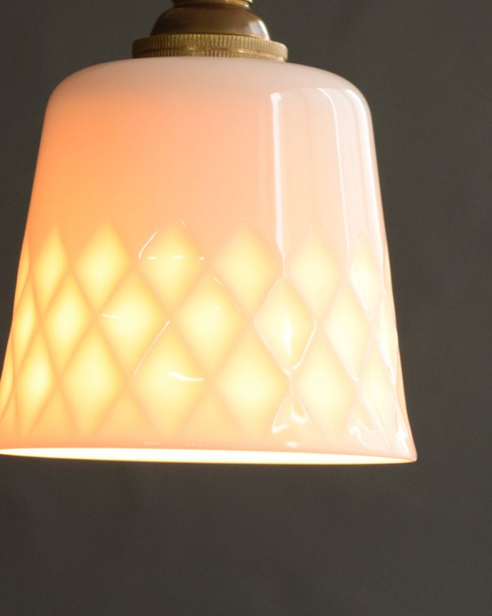 ペンダントライト　照明・ライティング　白磁シェード（ディアマンテ）のペンダントライト(コード・丸球・ギャラリーなし)。夜になって灯りを点けると･･･ふわっとした優しい灯りで周りを包み込んでくれるので、一日の疲れを癒してくれます。(pl-260)