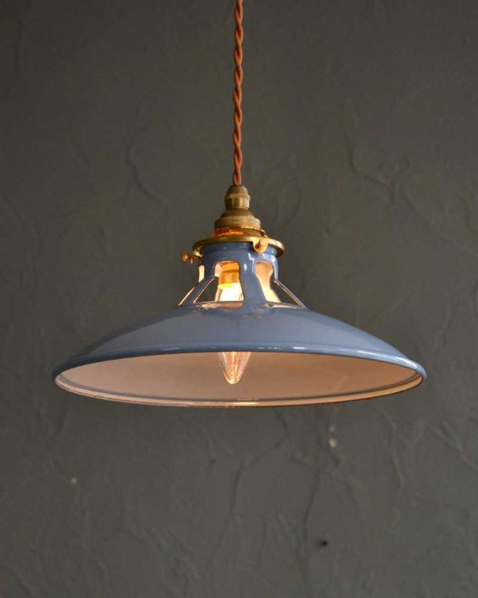 ペンダントライト　照明・ライティング　ぬくもりある雰囲気の琺瑯のペンダントライト (コード・シャンデリア電球・ギャラリーA付き)。。(pl-261)