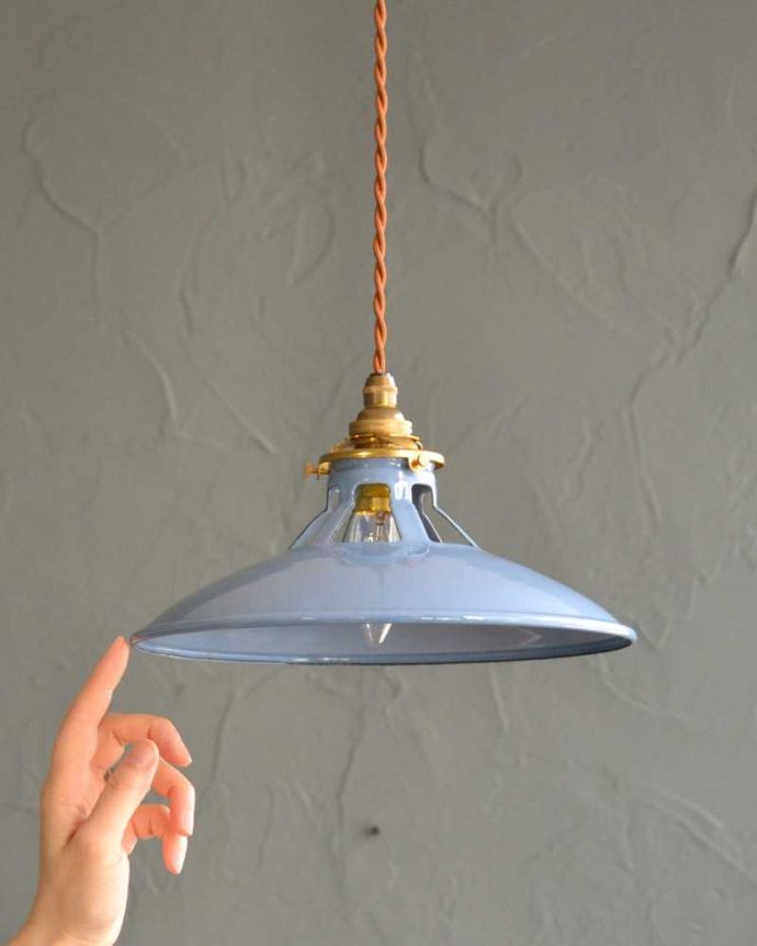 ペンダントライト　照明・ライティング　ぬくもりある雰囲気の琺瑯のペンダントライト (コード・シャンデリア電球・ギャラリーA付き)。。(pl-261)