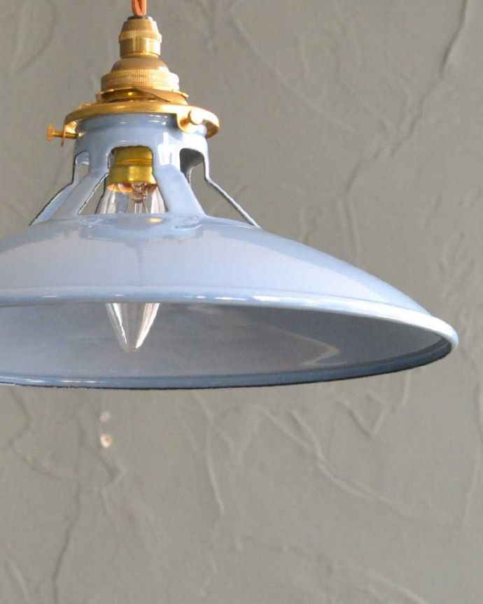 ペンダントライト　照明・ライティング　ぬくもりある雰囲気の琺瑯のペンダントライト (コード・シャンデリア電球・ギャラリーA付き)。。(pl-261)