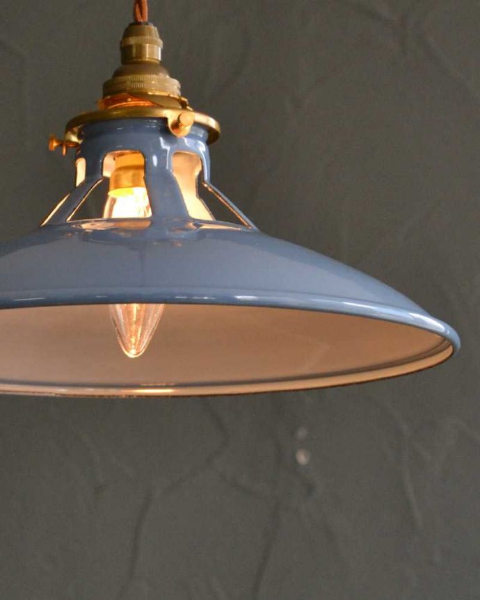 ペンダントライト　照明・ライティング　ぬくもりある雰囲気の琺瑯のペンダントライト (コード・シャンデリア電球・ギャラリーA付き)。。(pl-261)