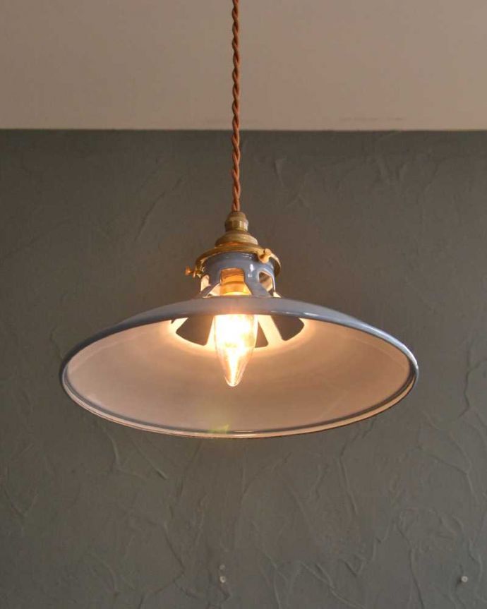 ペンダントライト　照明・ライティング　ぬくもりある雰囲気の琺瑯のペンダントライト (コード・シャンデリア電球・ギャラリーA付き)。。(pl-261)