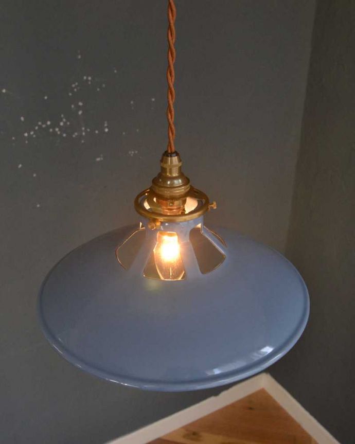 ペンダントライト　照明・ライティング　ぬくもりある雰囲気の琺瑯のペンダントライト (コード・シャンデリア電球・ギャラリーA付き)。。(pl-261)