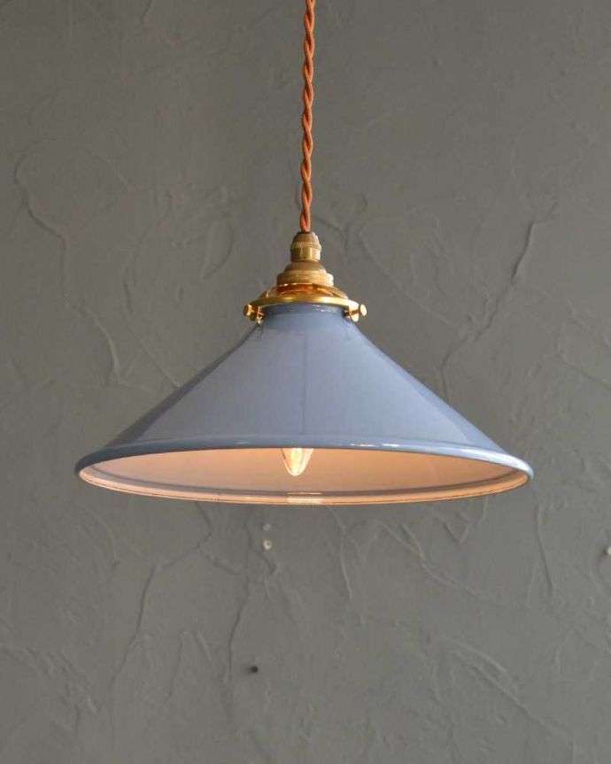 ペンダントライト　照明・ライティング　ぬくもりある雰囲気の琺瑯のペンダントライト (コード・シャンデリア電球・ギャラリーA付き)。。(pl-262)