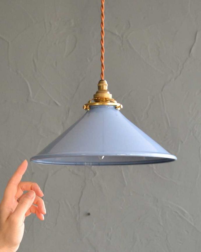 ペンダントライト　照明・ライティング　ぬくもりある雰囲気の琺瑯のペンダントライト (コード・シャンデリア電球・ギャラリーA付き)。。(pl-262)