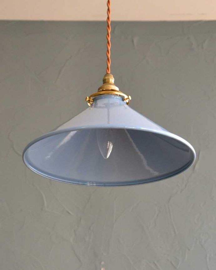 ペンダントライト　照明・ライティング　ぬくもりある雰囲気の琺瑯のペンダントライト (コード・シャンデリア電球・ギャラリーA付き)。。(pl-262)