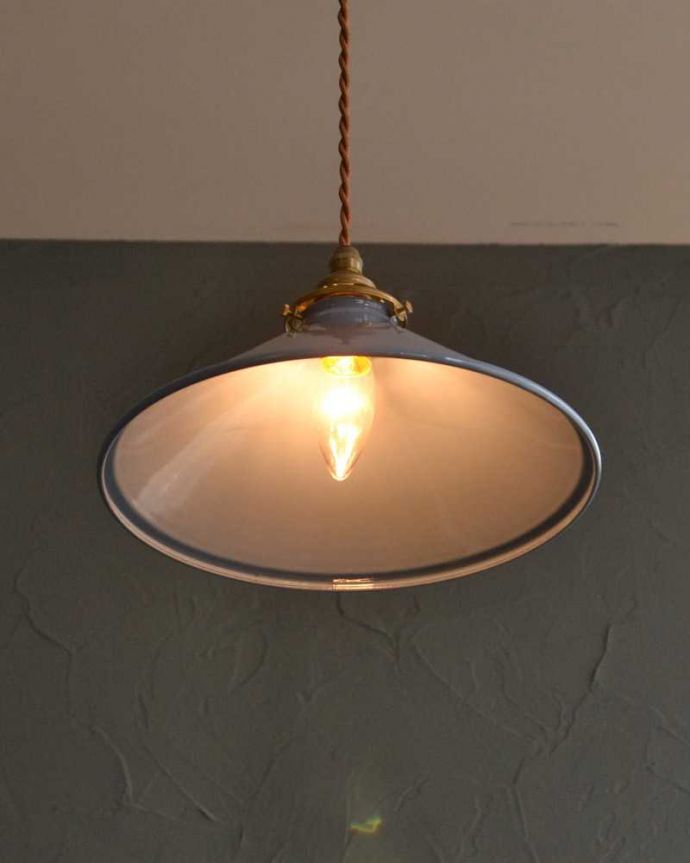 ペンダントライト　照明・ライティング　ぬくもりある雰囲気の琺瑯のペンダントライト (コード・シャンデリア電球・ギャラリーA付き)。。(pl-262)