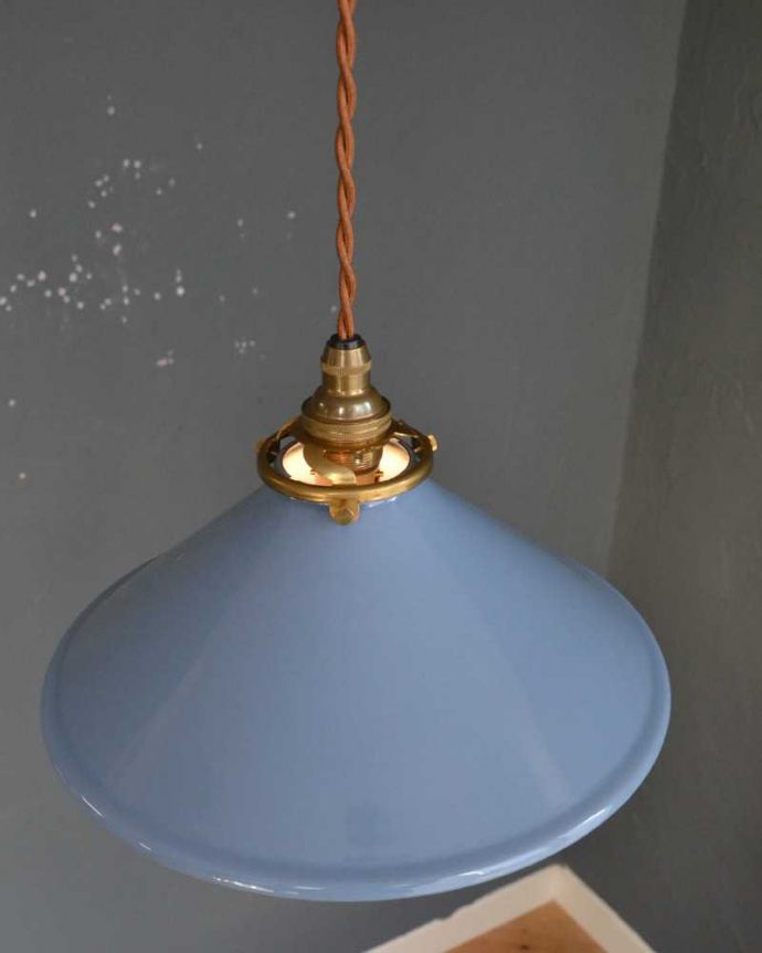 ペンダントライト　照明・ライティング　ぬくもりある雰囲気の琺瑯のペンダントライト (コード・シャンデリア電球・ギャラリーA付き)。。(pl-262)