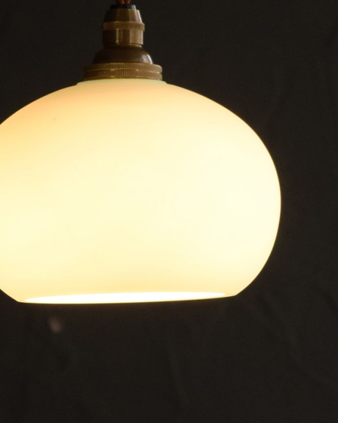 点灯後のペンダントライトの灯り