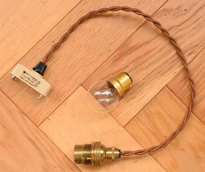 ペンダントライト　照明・ライティング　すずらんのお花の形をした可愛いガラスのペンダントライト(コード・丸球・ギャラリーなし)。すぐに取り付けOKシェード、コード、電球1個、を全てセットでお届けするので届いてすぐに取り付け出来ます。(pl-277)