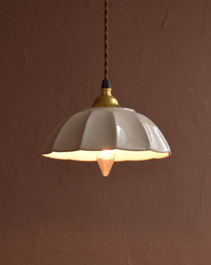 ペンダントライト　照明・ライティング　ぬくもりが感じられる陶器のペンダントライト（アンブレラ・ホワイト）(ギャラリー付きコード・シャンデリア電球)。。(pl-265)