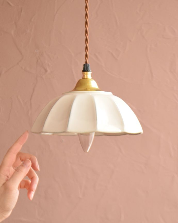 ペンダントライト　照明・ライティング　ぬくもりが感じられる陶器のペンダントライト（アンブレラ・ホワイト）(ギャラリー付きコード・シャンデリア電球)。。(pl-265)