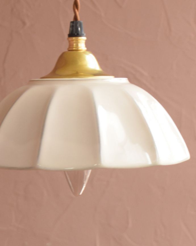 ペンダントライト　照明・ライティング　ぬくもりが感じられる陶器のペンダントライト（アンブレラ・ホワイト）(ギャラリー付きコード・シャンデリア電球)。。(pl-265)